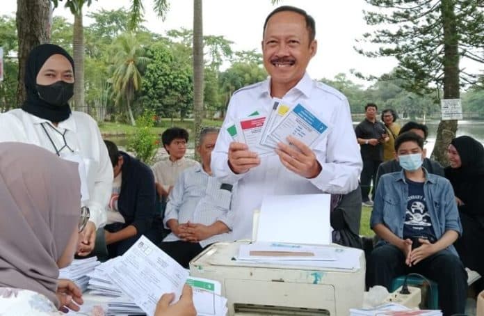 sekda_sumut_pantau_pemilu_langsung_di_tps_dan_bagikan_cokelat