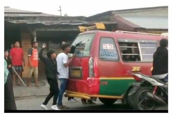 sekelompok_pemuda_di_belawan_serang_angkot_penumpang_dianiaya