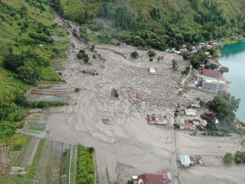 selain_galang_dana_gmki_bentuk_tim_investigasi_usut_penyebab_banjir_bandang_humbahas