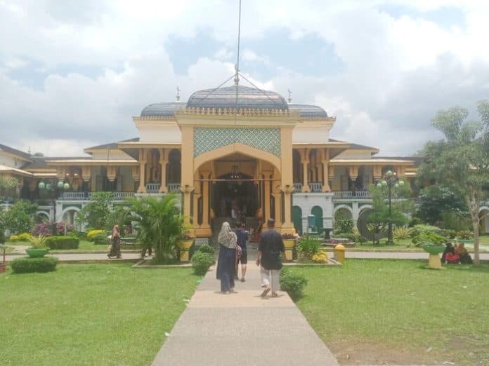 selama_libur_lebaran_istana_maimun_medan_dipadati_pengunjung