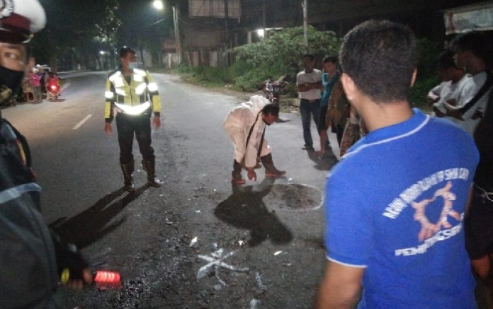 selip_dua_pengendara_motor_terkapar_di_aspal_jalan_di_panjaitan