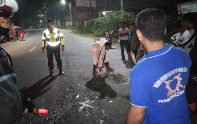 selip_dua_pengendara_motor_terkapar_di_aspal_jalan_di_panjaitan