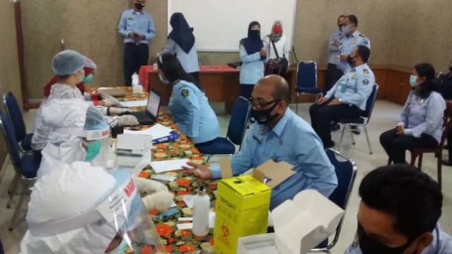 seluruh_pegawai_dan_honorer_di_kantor_imigrasi_siantar_jalani_rapid_test