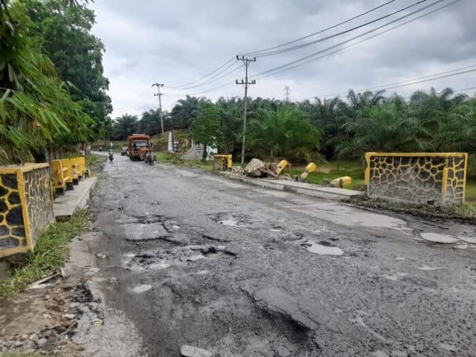 semakin_rusak_jembatan_andarasi_terancam_runtuh