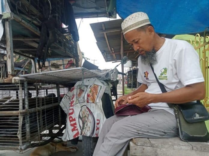 semangat_tak_pernah_pudar_lasdi_mampu_nafkahi_dan_sekolahkan_5_anak_dari_menjahit_sepatu