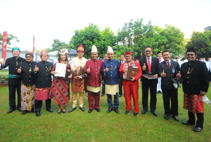 semarak_hut_ri_ke_77_direksi_btn_berbaju_adat