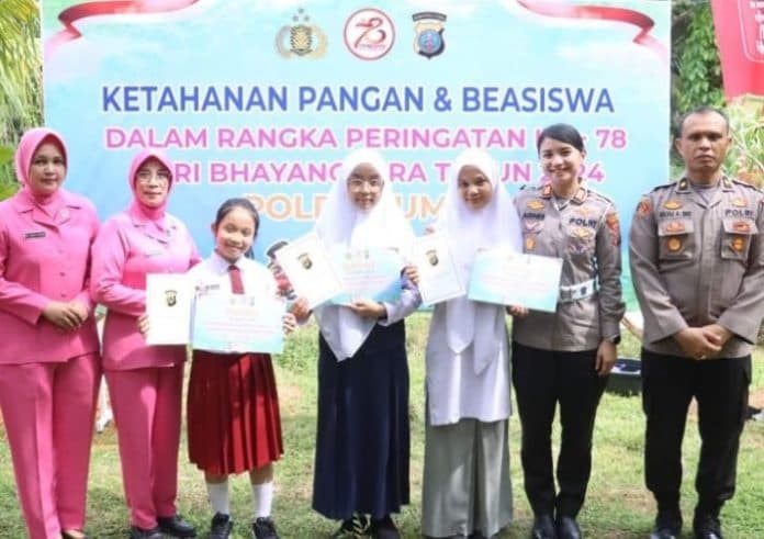 semarakkan_hari_bhayangkara_polres_tebing_tinggi_tanam_pohon_dan_salurkan_beasiswa
