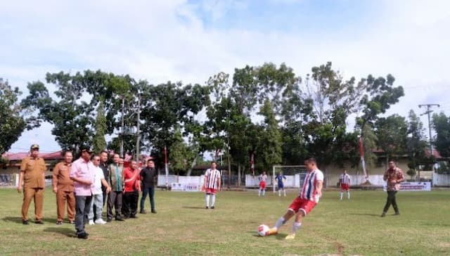 semarakkan_hut_ri_16_tim_bersaing_dalam_turnamen_mini_soccer_di_sergai