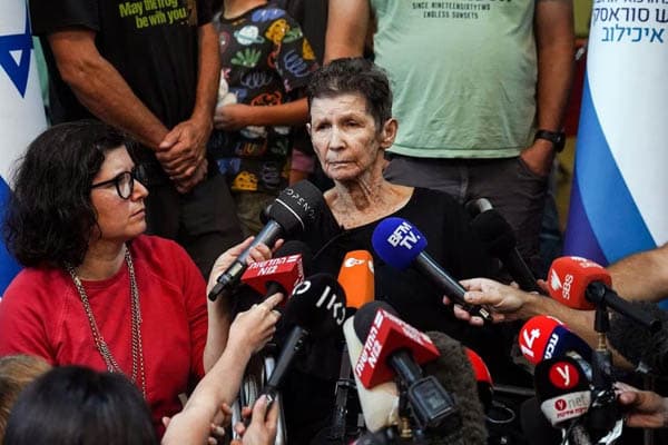 sempat_dipukuli_wanita_israel_yang_dibebaskan_hamas_mengaku_diperlakukan_lembut_dan_baik