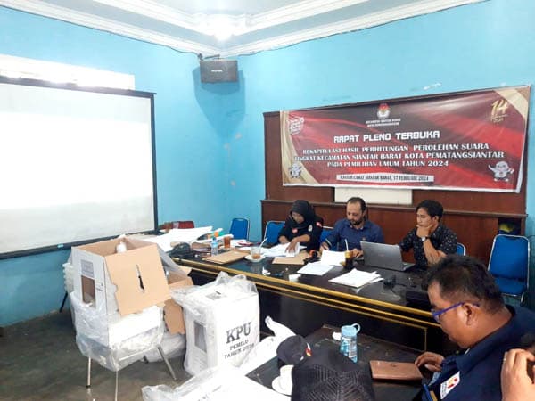 sempat_diskors_rekapitulasi_suara_tingkat_kecamatan_di_simalungun_dilanjutkan