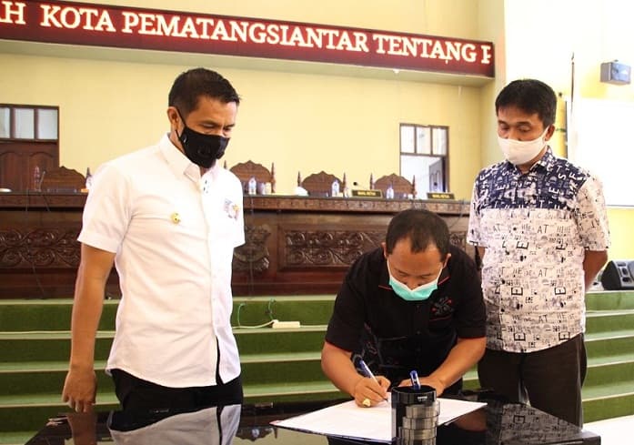 sempat_diwarnai_interupsi_dan_saling_sindir_p_apbd_2020_disahkan