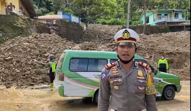 sempat_longsor_jalinsum_parapat_kembali_normal
