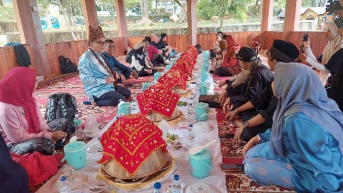 sensasi_makan_bajamba_di_istano_basa_pagaruyung