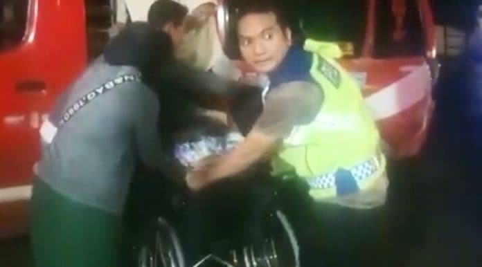 seorang_ibu_terjebak_macet_saat_hendak_bersalin
