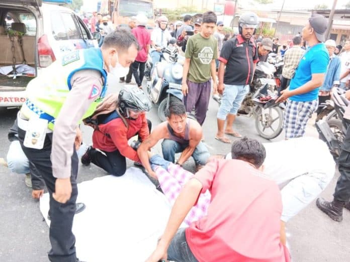 seorang_pelajar_pengendara_supra_tewas_terlindas_truk_di_batu_bara