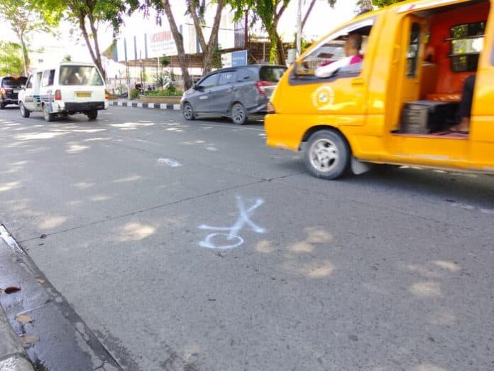 seorang_pemotor_tergeletak_di_jalan_diduga_tewas_kecelakaan