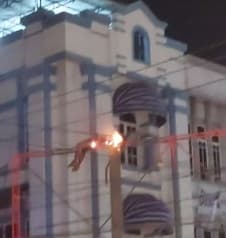 seorang_pria_tewas_terpanggang_saat_pasang_baliho_di_jalan_krakatau_medan