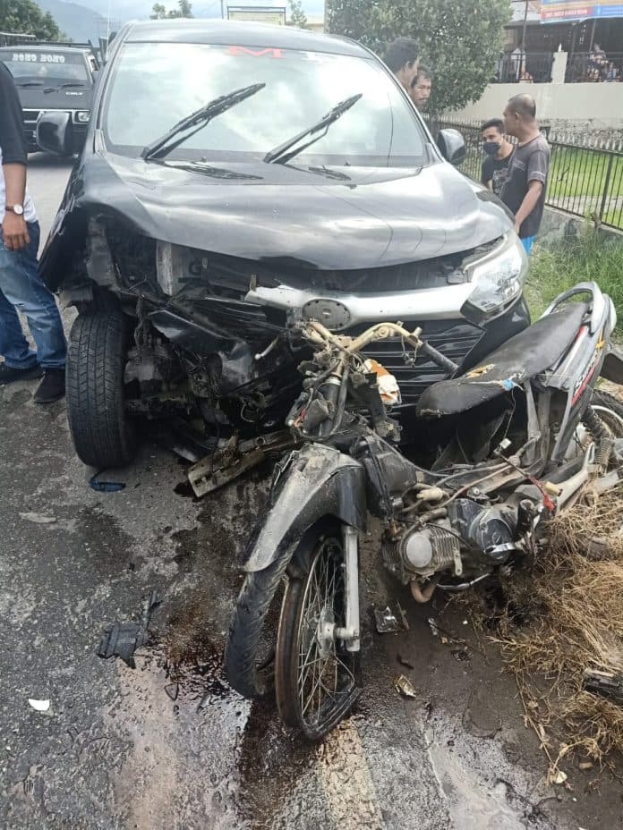 sepeda_motor_kontra_avanza_seorang_pelajar_tewas_di_balige
