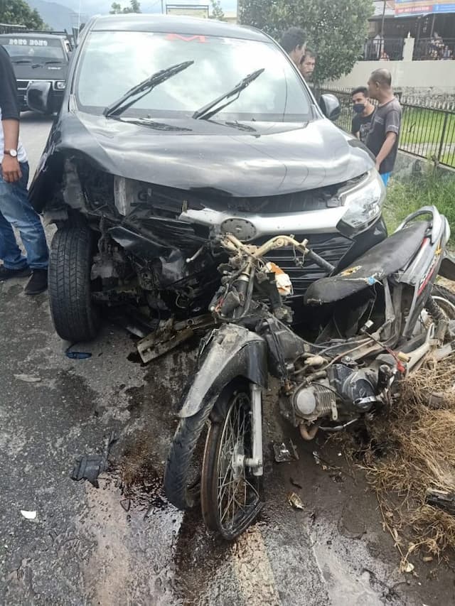 sepeda_motor_kontra_avanza_seorang_pelajar_tewas_di_balige
