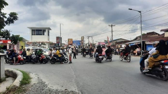 sepeda_motor_mulai_padati_ruas_jalur_siantar_parapat_lalu_lintas_masih_terkendali