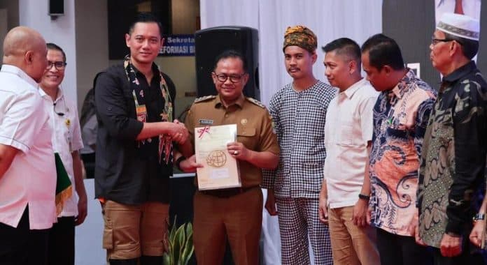 serahkan_sertifikat_tanah_elektronik_ahy_apresiasi_kolaborasi_kantah_dengan_pemko