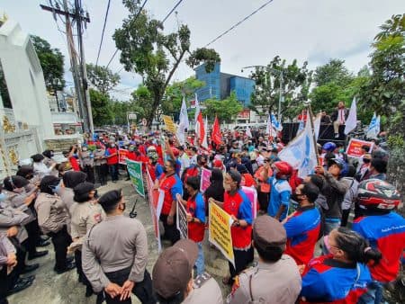 seratusan_buruh_kembali_geruduk_kantor_gubsu_tuntut_kenaikan_ump_7_persen