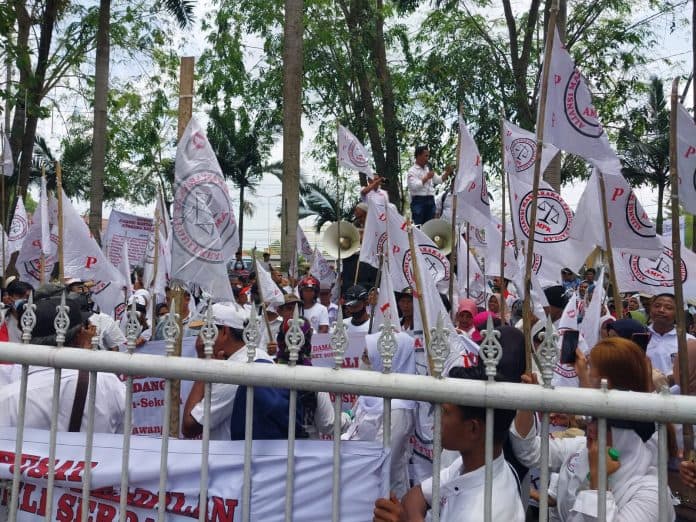 seratusan_massa_ampk_unjukrasa_ke_kantor_bupati_deli_serdang
