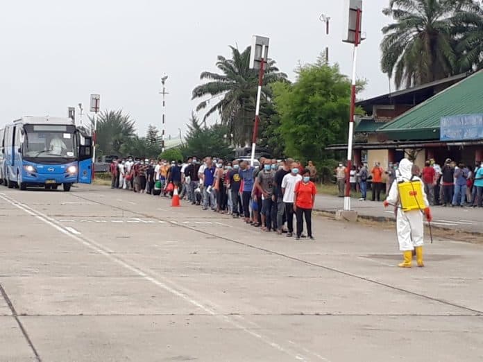 seratusan_tki_dari_malaysia_tiba_di_lanud_soewondo