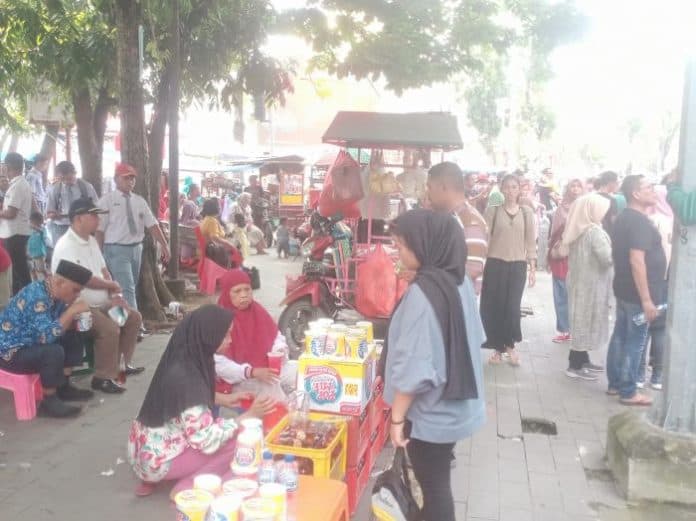serba_serbi_peringatan_hut_ri_ke_78_pedagang_asongan_mengais_rezeki_di_seputaran_kantor_gubsu