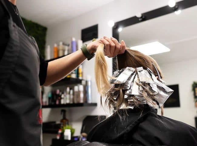 sering_gunakan_pelurus_rambut_berbahan_kimia_bisa_picu_kanker_rahim