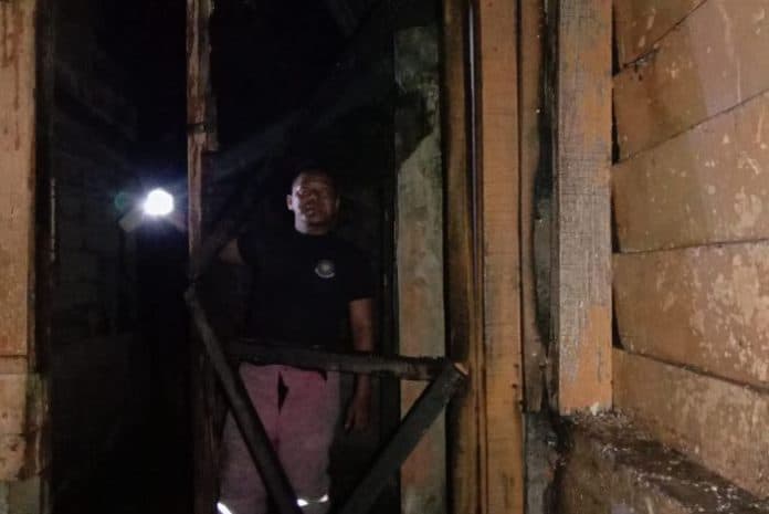 sering_jadi_lokasi_nongkrong_rumah_kosong_di_samping_smpn_i_siantar_terbakar