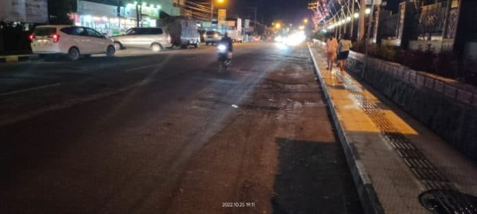 sering_terjebak_lubang_jalan_rusak_depan_kantor_bupati_dairi_bikin_warga_kesal