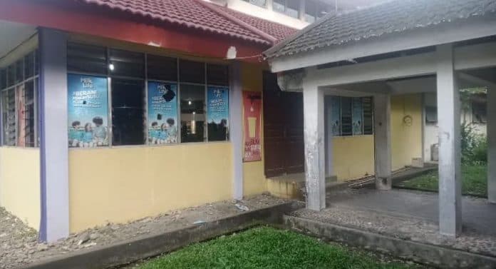 serpihan_kaca_berserakan_usai_bentrok_di_polmed_polisi_sisir_seluruh_ruangan