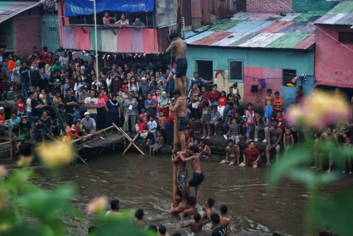 serunya_panjat_pinang_di_tengah_sungai_deli