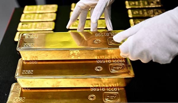 sesi_kedua_emas_menguat_dan_bertengger_di_atas_2000_dolar_as