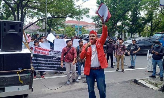setahun_laporan_dugaan_korupsi_rapidin_simbolon_mandek_mahasiswa_geruduk_kejati_sumut
