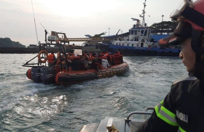 setelah_api_padam_kmp_royce_yang_sempat_terbakar_disandarkan_ke_pelabuhan_merak