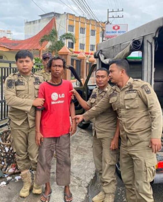 setelah_viral_odgj_yang_pukul_warga_diamankan_satpol_pp