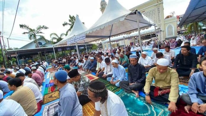 sholat_ied_di_johor_indah_permai_i_diikuti_seribuan_orang_dan_berlangsung_khidmat
