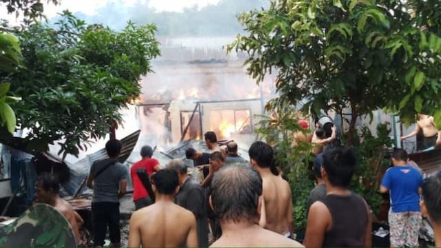 si_jago_merah_hanguskan_5_rumah_di_pulo_brayan_medan