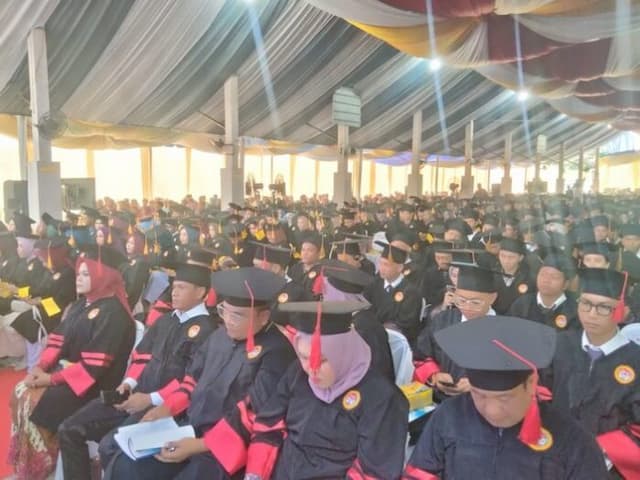 siap_hadapi_tantangan_zaman_una_wisuda_464_mahasiswa