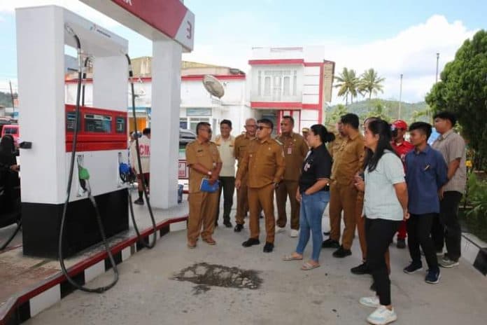 sidak_spbu_pj_bupati_taput_minta_tak_layani_warga_yang_pakai_jerigen