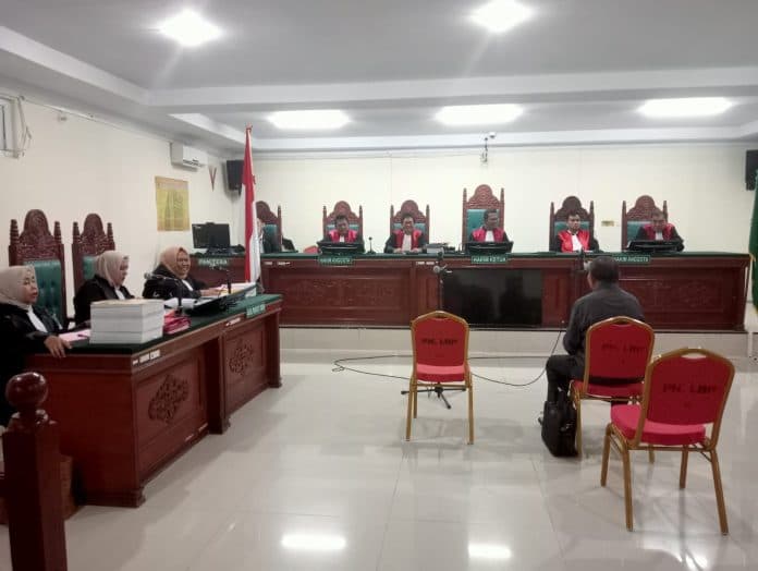 sidang_dugaan_pemalsuan_data_saksi_ahli_ilmu_bahasa_tahun_1953_belum_dikenal_komputer