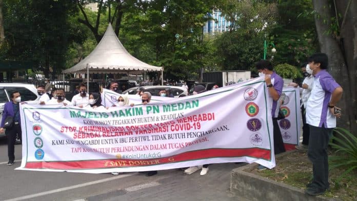 sidang_kasus_vaksin_kosong_massa_aksi_solidaritas_sebut_dr_g_korban_kriminalisasi
