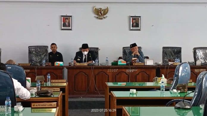 sidang_nota_jawaban_bupati_bersama_dprd_dairi_berjalan_alot_hingga_diskors