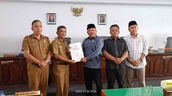 sidang_paripurna_dprd_tidak_dihadiri_bupati_dan_wabup_dairi_plh_sekda_pak_bupati_sedang_sakit