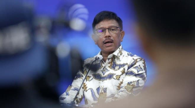 sidang_perdana_johnny_g_plate_didakwa_rugikan_negara_rp_8_triliun