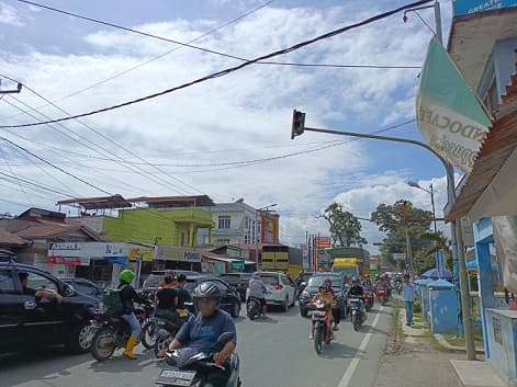 simpang_dua_siantar_mulai_dipadati_kendaraan_pengaturan_manual_diterapkan