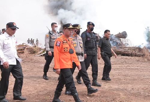 simulasi_karhutla_di_paluta_ratusan_personel_polisi_dikerahkan_padamkan_api