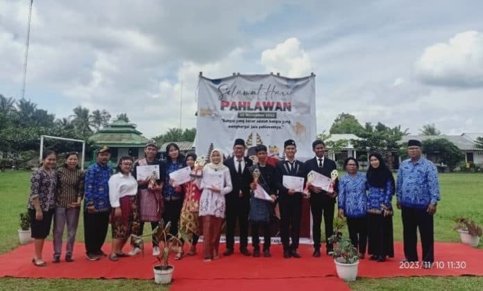 sman_1_tanah_jawa_tanamkan_patriotisme_melalui_peragaan_busana_pahlawan_nasional